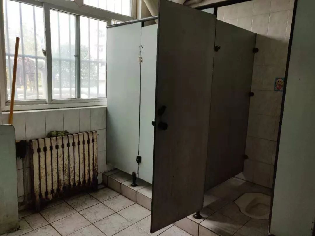二区厕所测评实名吐槽b8男生宿舍厕所我没在宿舍上过厕所