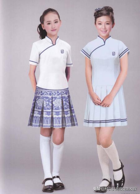 ▌重庆某些高中新式校服 中式校服与有着60余年历史的 早已成为了