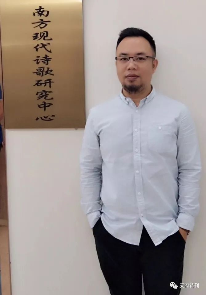 中国诗歌学会会员《湖湘诗歌》杂志执行主编,著有个人诗集《行走的