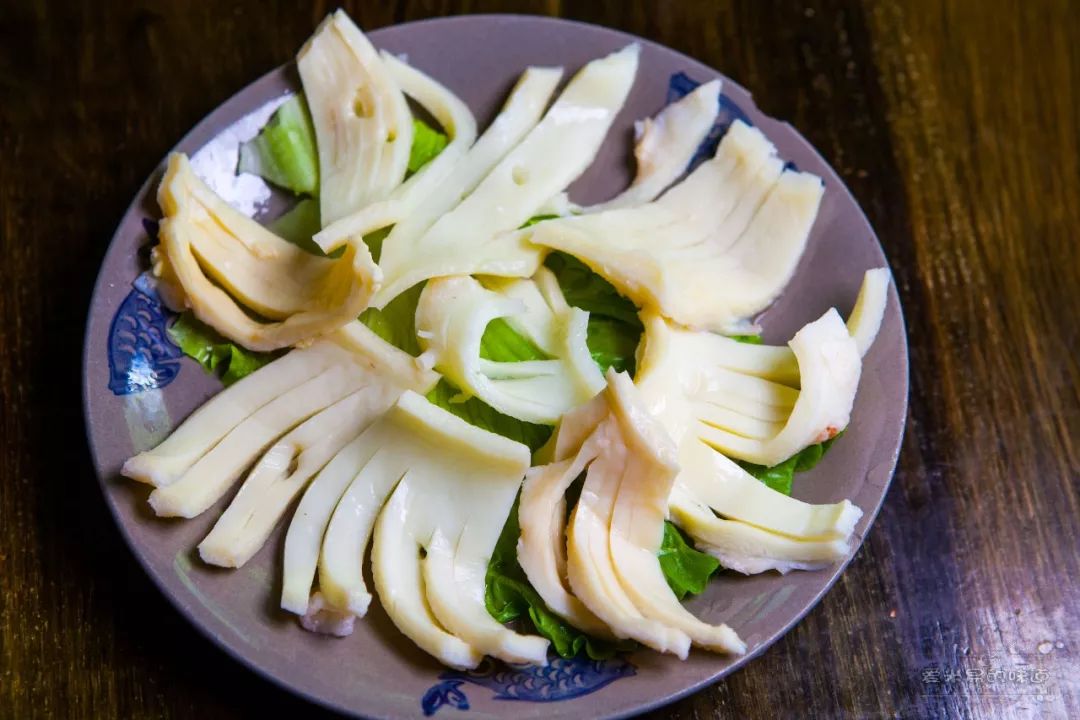 色泽莹白,厚实饱满,不是一般的猪黄喉能比拟的!