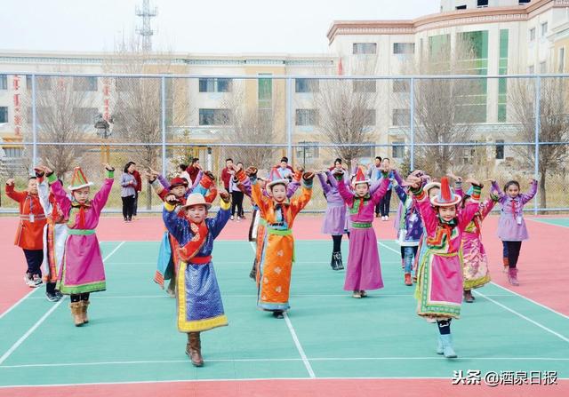 肃北县蒙古族学校举办课间操萨吾尔登比赛