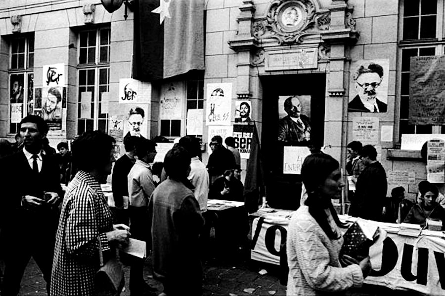 1968年法国革命街头的伟人像女学生受伤拍照也要姿势优美