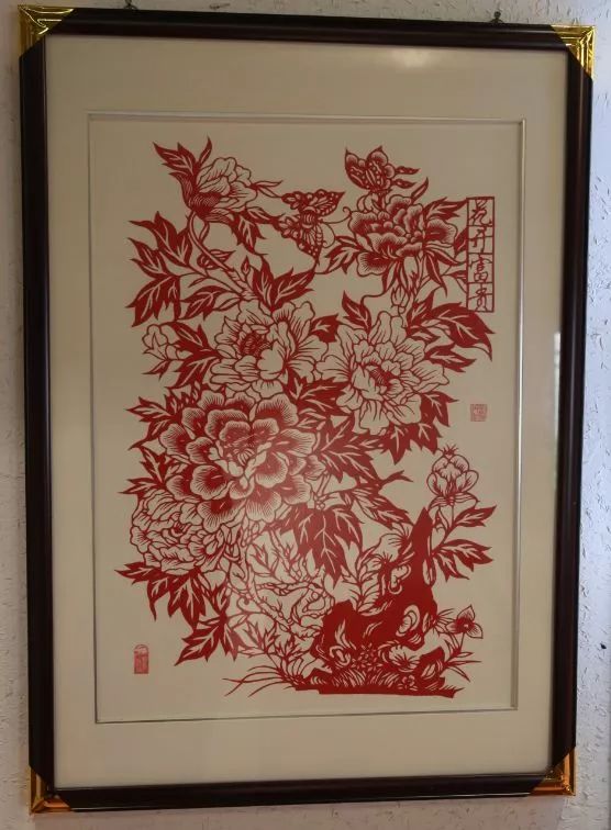 △下南山非遗剪纸馆作品大展宏图(左),花开富贵(右)   图/下南山