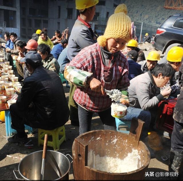 寒风里的农民工在集体吃饭