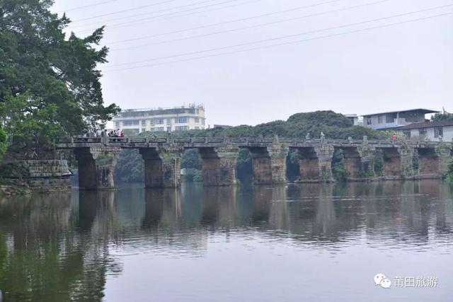 水像一条长长的绿丝带环绕着绶溪公园,水面微波荡漾,波光粼粼.