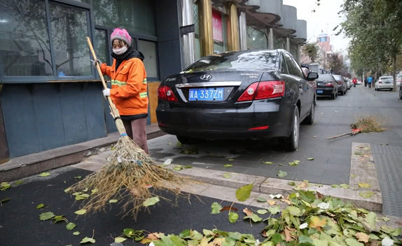 寒冷的冬天平凉城市环卫工人们辛劳我们他点赞