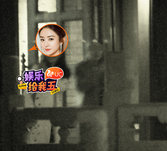 饭后赵丽颖和一位女性朋友一起步出饭店,这走姿孕相明显!