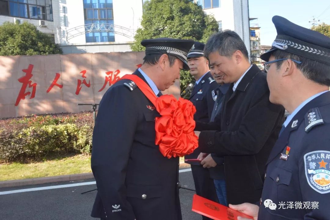 颁奖仪式上,南平市公安局领导何根启宣读了经公安部批准为乐龙同志记