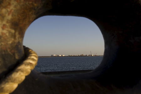原油亚盘：伊朗再度威胁中断海湾地区石油运输油价跌近1.5%