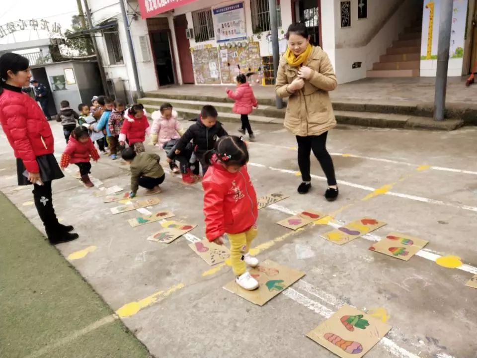 仙龙幼儿园开展教师自制户外游戏玩教具展示交流活动