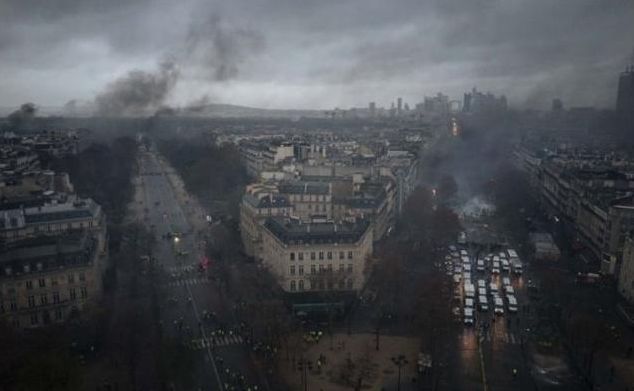 铺被打砸,汽车被焚毁,民众高喊总统滚蛋!巴黎为