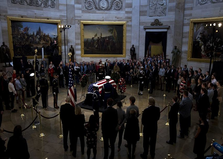 长寿总统老布什国葬,从特朗普没被邀请致悼词看两家恩怨情仇