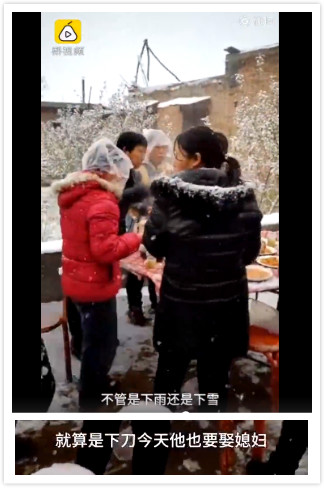 婚宴突遇降雪,宾客顶塑料袋冒雪吃酒席