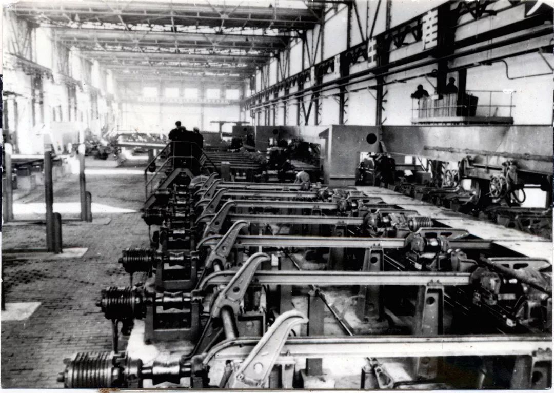 于"一五"时期承建的鞍钢大型轧钢厂1952年是鞍钢大规模建设的第一年
