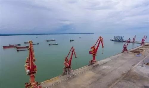 据中港网资料,目前,海南货运主要港口中,北有海口港,马村港,西有洋浦