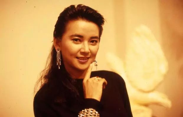 1988年成为电影《霸王花》的女一号胡教官,之后出演了多部警匪电影,并