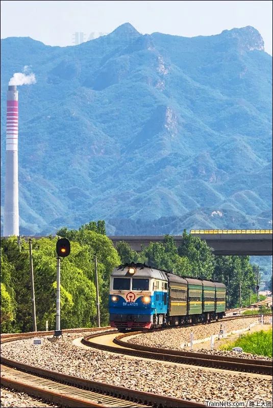 df4dh牵引6456次(平泉-承德)通过锦承线417km,接近上板城站.