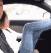 搞笑GIF：姑娘，坐車子姿勢一定要對，要不然很危險的 汽車 第5張