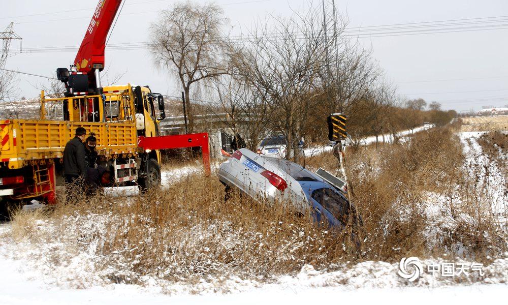 辽宁出现大范围降雪 多地交通受阻