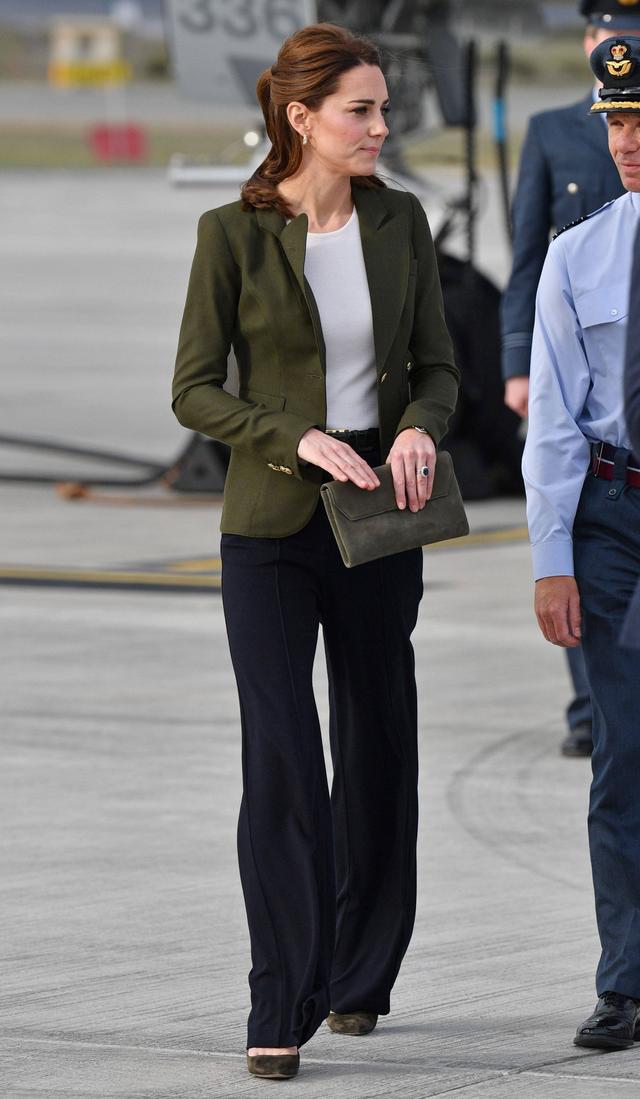 凱特王妃終於穿闊腿褲，搭配橄欖綠西裝比例驚艷，換個髮型太加分 時尚 第8張