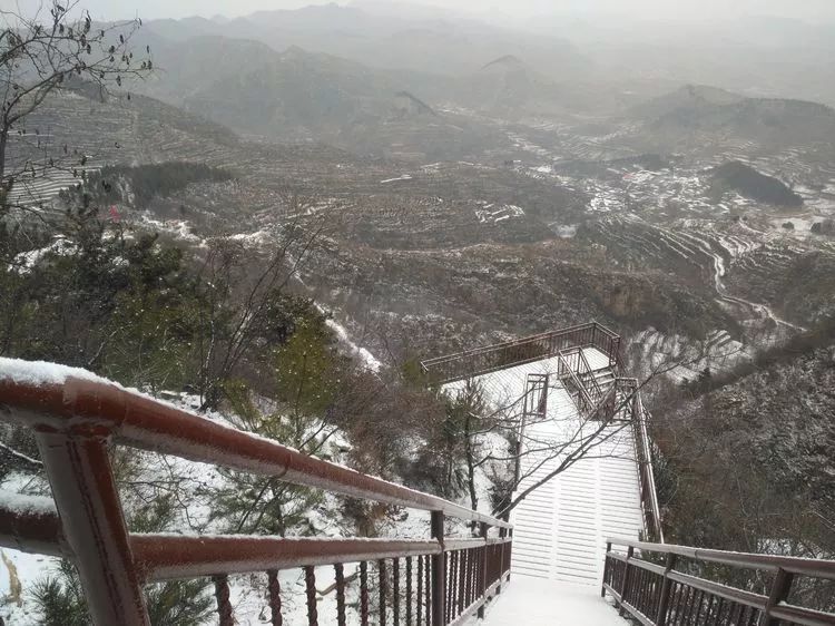 一同到磁县天宝寨景区 来看看这里的浪漫初雪吧 观天佛附近 初雪留下