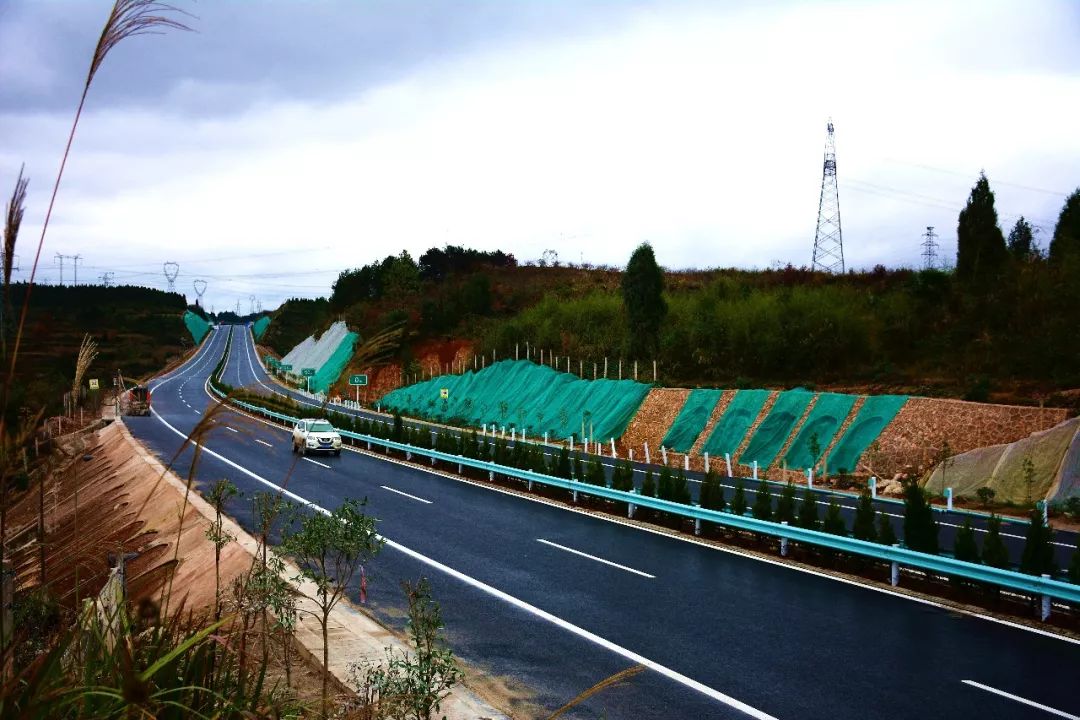 全线采用双向四车道高速公路标准,设计速度80km/h,整体式路基宽24