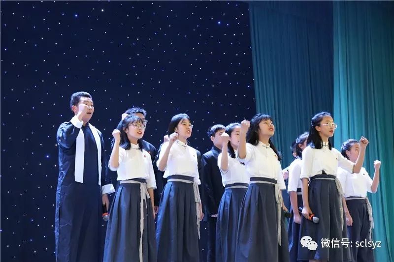 10班同学们用激动雄浑的朗诵,悠扬激昂的歌声,展现出他们对祖国永恒的