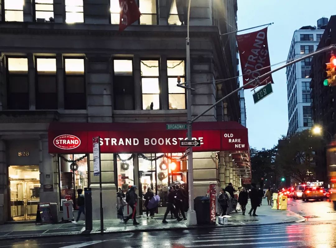 在strand bookstore,一定要去买二手书,书店里面二手书非常便宜,特别