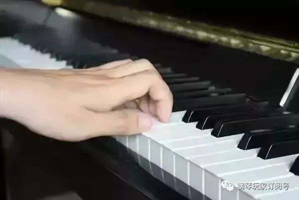 弹钢琴时这些错误的手型指法改掉有妙招
