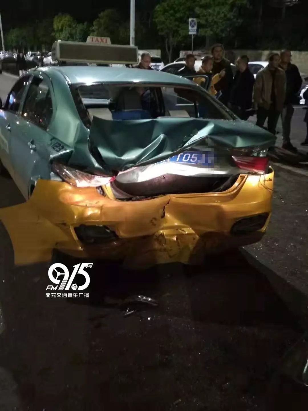 昨晚,南充一出租车后备箱被撞凹陷,肇事私家车驾驶员涉嫌