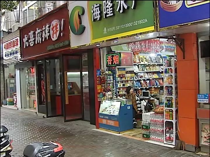 如今的水果店门口乱丢垃圾和乱堆货品的情况都已不存在