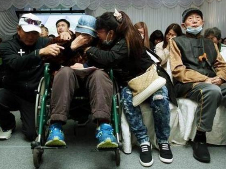 搭檔鄭少秋一夜成名，勞累過度猝死片場，90歲老母坐輪椅送終！