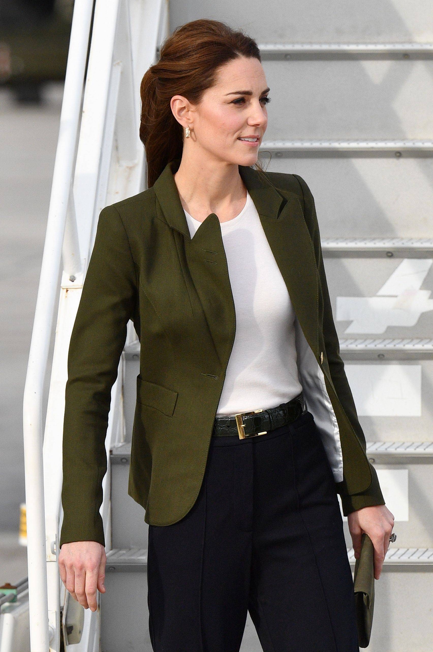 凱特王妃終於穿闊腿褲，搭配橄欖綠西裝比例驚艷，換個髮型太加分 時尚 第9張