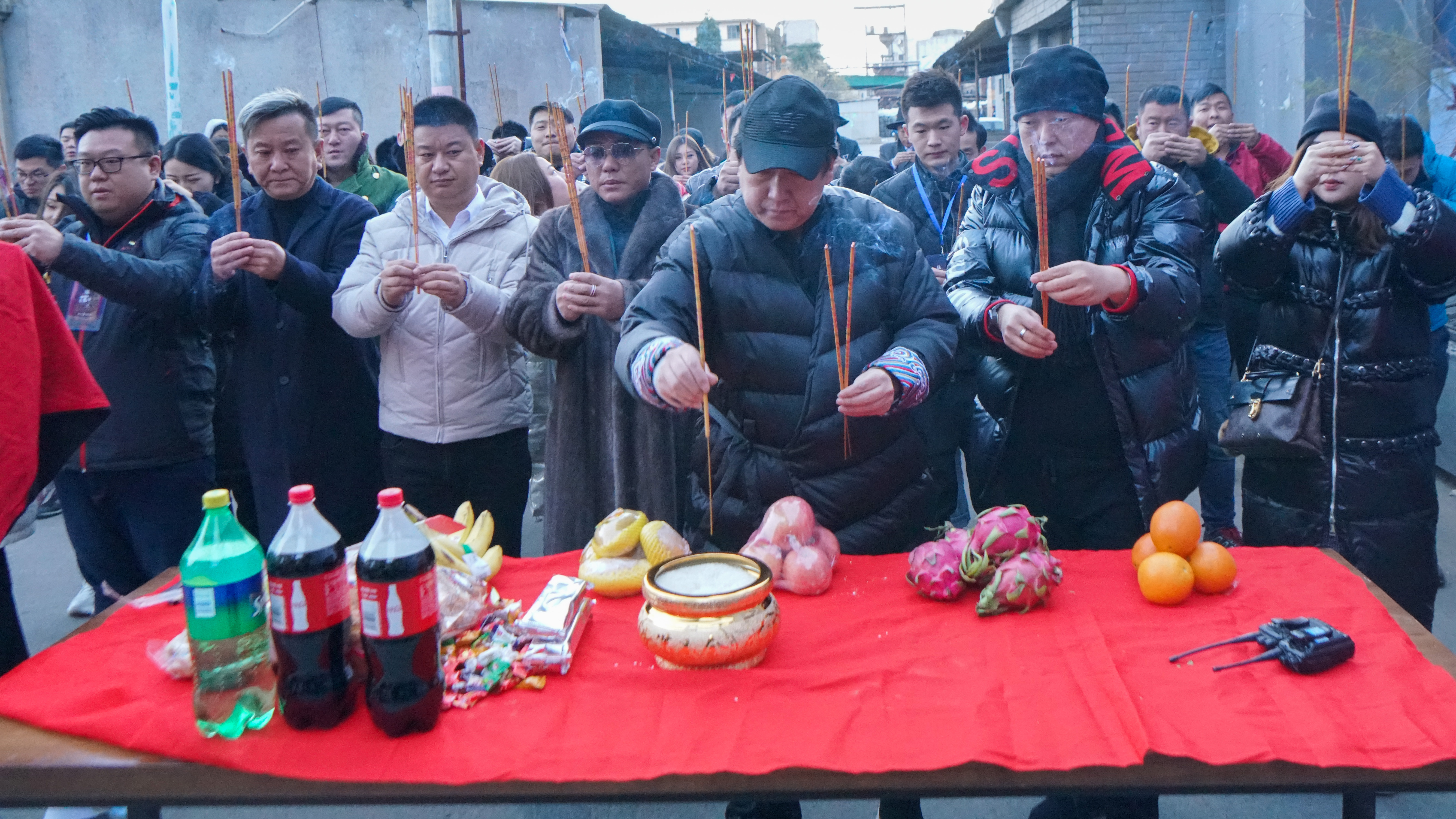 《摇摆绅士》作为歌手黑龙2018年最新音乐作品,由著名音乐人刑榕为