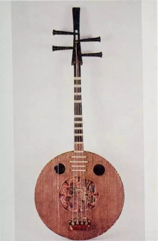 圆形音箱,直柄,十二柱,四弦,这种乐器便是阮,当时称秦琵琶.