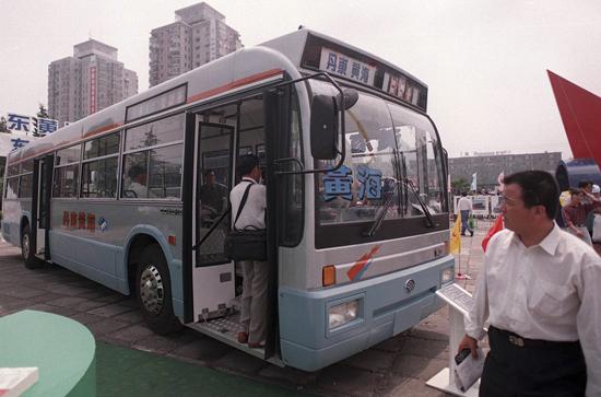 图为1996年,北京长安街上的公共汽车启用丹东黄海牌新型豪华大骄车.