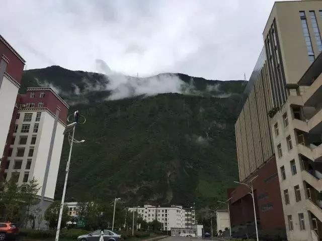 现在的四川民族学院,位于康定市姑咱镇,是咱们甘孜州的最高学府.