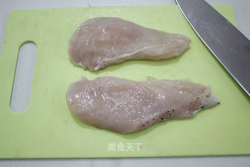 鸡胸肉放入盐,油,糖,黑胡椒,姜片腌至入味,封上保鲜膜腌制一小时.