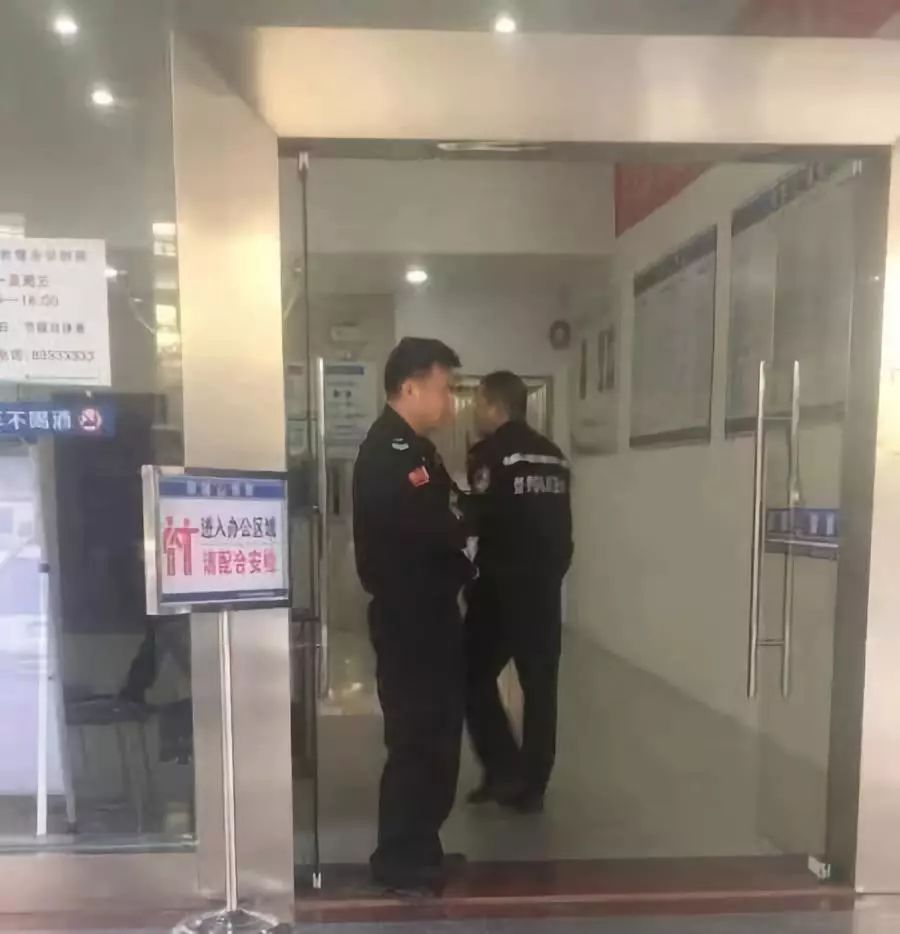 男子交警队办公室连杀一家三口,只因为这件事.