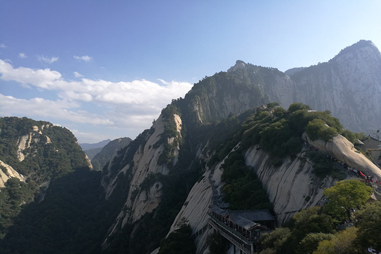 被游客认为中国最险的山，想要到达山顶，需要准备一双白手套……._华山