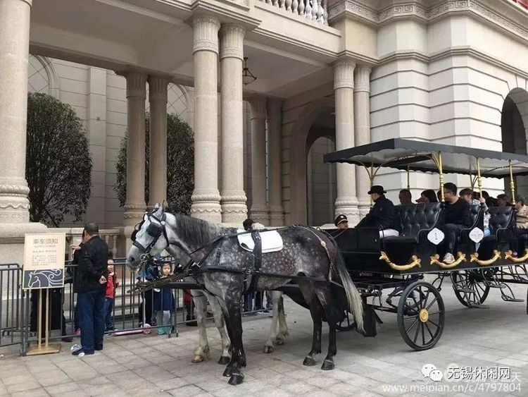 海澜飞水马城,五颜六色的建筑倒映在水中,呈现出一叠叠的画面,给人一