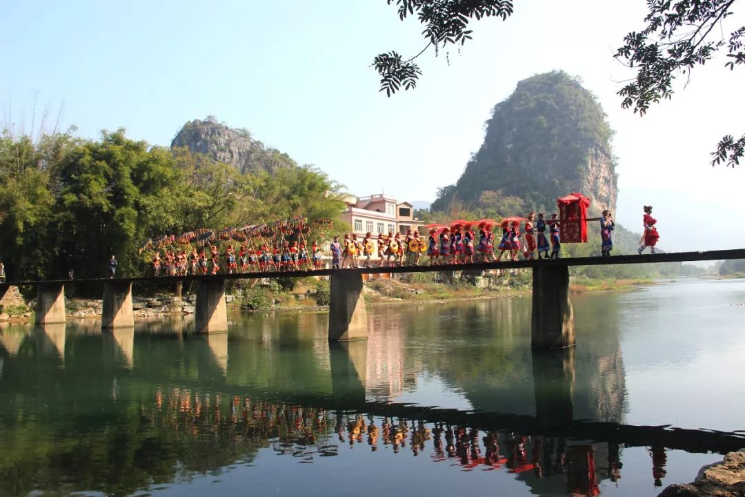 矮寨景区位于恭城瑶族自治县莲花镇矮寨村,矮寨村是桂林远近闻名的古