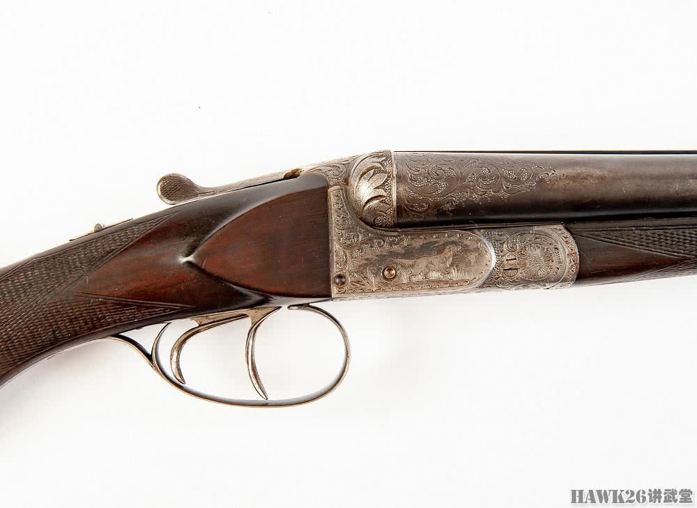 一支1925年制造的双管猎枪,上面有繁复的花纹.