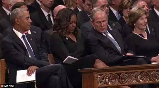 小布什父亲葬礼上又向米歇尔发糖,直接跳过特朗普