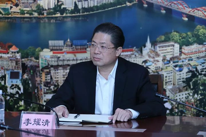 上图为柳州银行党委书记,董事长李耀清出席签约仪式签约仪式后,我行