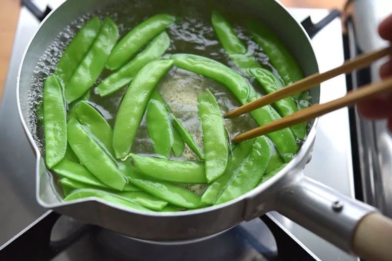通常来说,蔬菜焯水时是直接放入沸水中的.