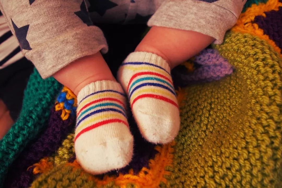 叠穿袜子的保温效果颇为显著,可以有效缓解脚冷.