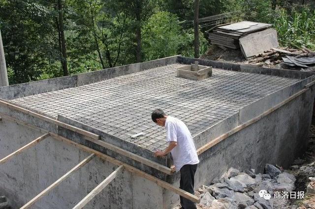 2012年7月,镇安县大坪镇芋圆村蓄水池施工