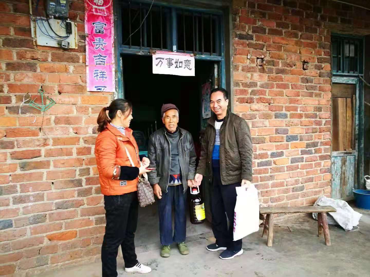 这一天,耒阳市公安局交警党支部书记大队长周智海带领支部党员一行14