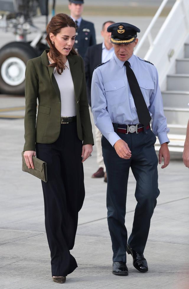 凱特王妃終於穿闊腿褲，搭配橄欖綠西裝比例驚艷，換個髮型太加分 時尚 第11張